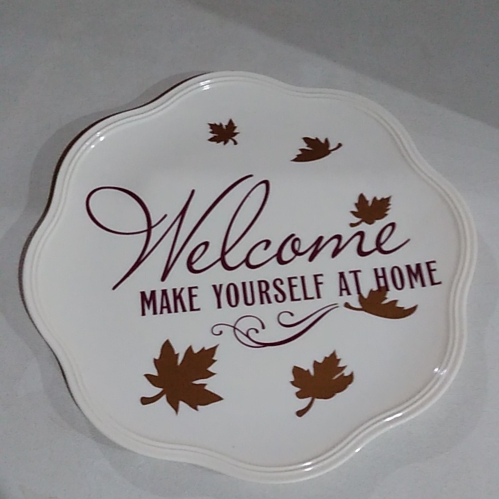 welcome Scalloped Charger Plate